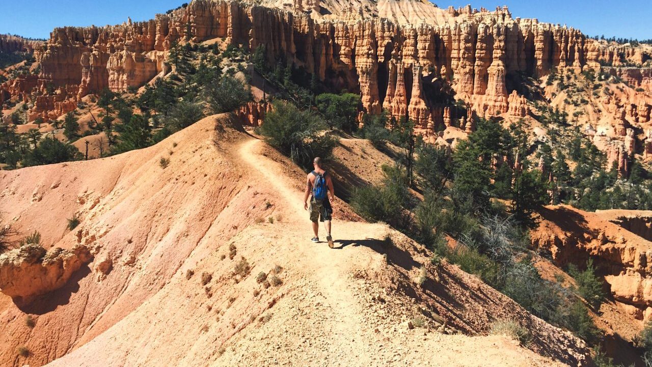adventure-in-bryce-canyon-man-hiking-on-the-trail-e1698980263648.jpg