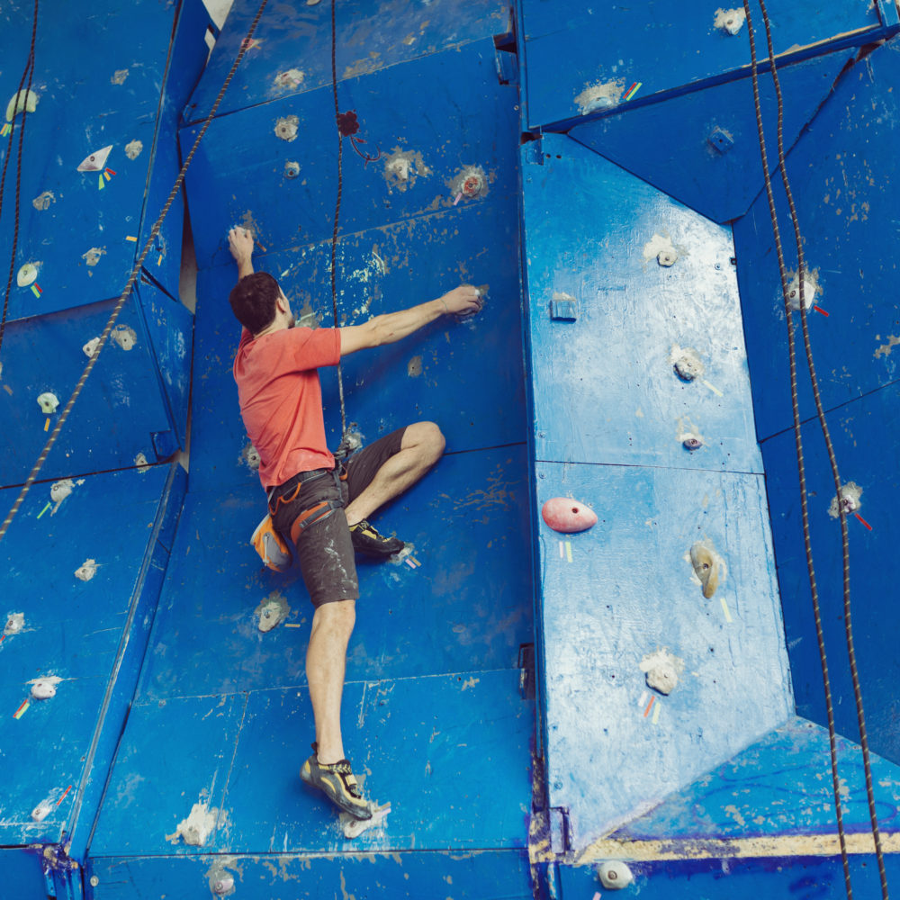 fit-man-rock-climbing-e1695355070207.jpg