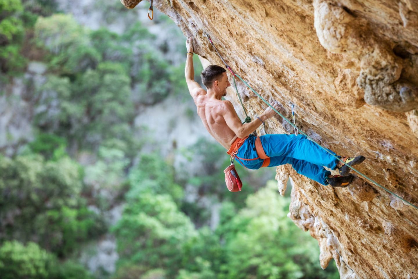 male-climber-trying-hard-to-grip-small-handholds-on-challenging-route-e1695732173656.jpg